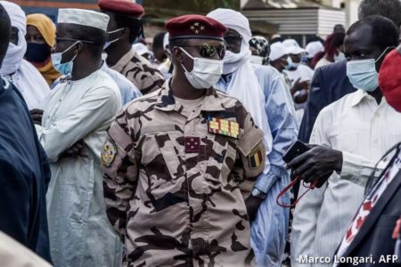 Prezident Čadu zomrel na následky zranenia v boji
